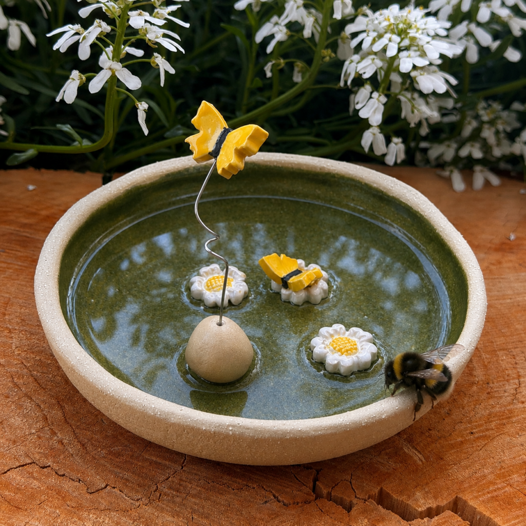Insektentränke im Naturgarten mit Hummel