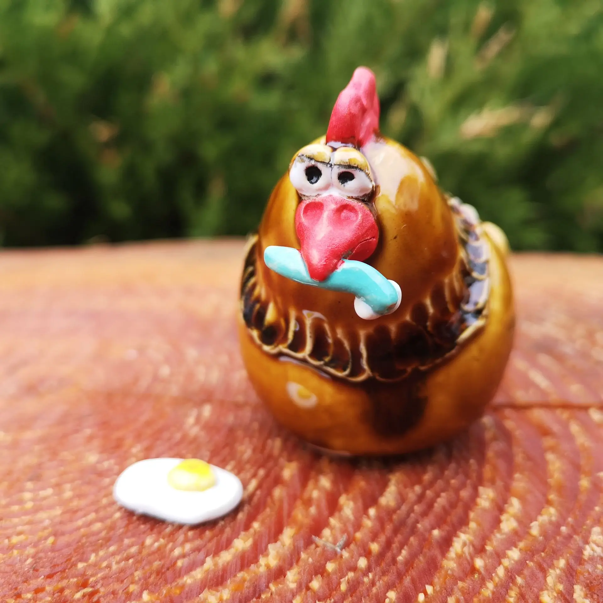 Huhn mit Wurm Keramik