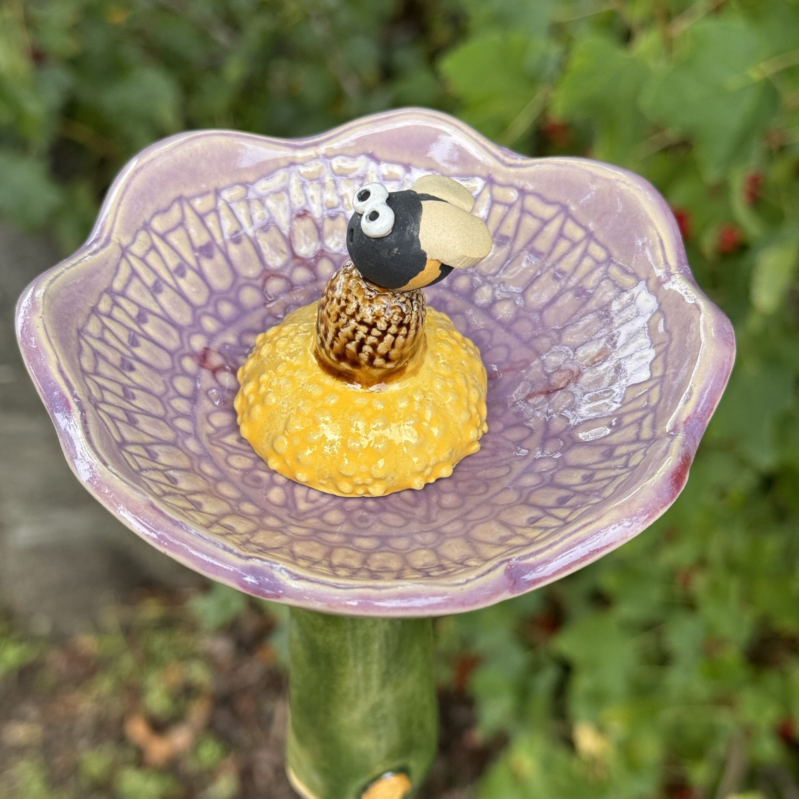 Insektentränke Blume mit Biene