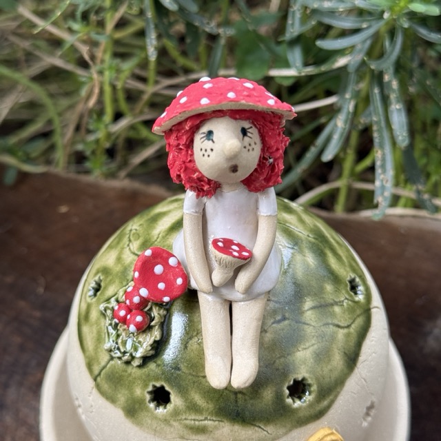 Lichterkugel mit Elfe und Fliegenpilz – ein kleines Lichtmärchen
